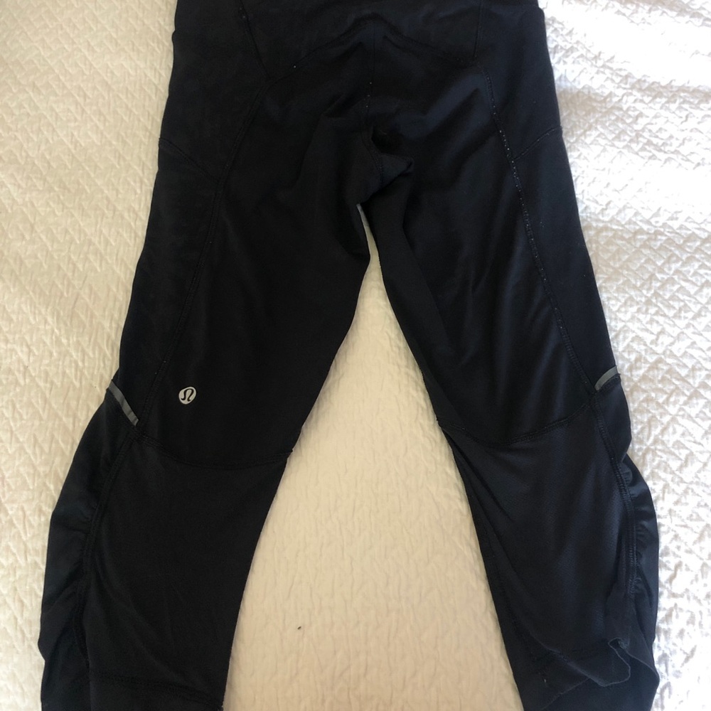 Lululemon running pants in embossed black.